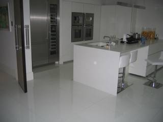 White Japonais: floors, steps in a mansion, Stoneville (UK) Ltd Stoneville (UK) Ltd Nowoczesna jadalnia