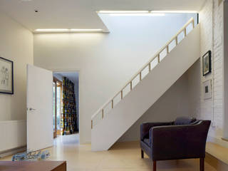 Timber Fin House, Neil Dusheiko Architects Neil Dusheiko Architects Pasillos, vestíbulos y escaleras de estilo moderno