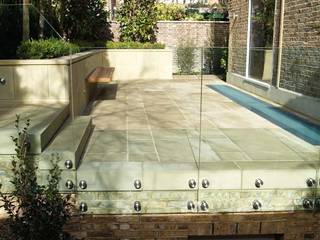 Frameless Glass Balustrades in contemporary installations, Ion Glass Ion Glass Jardines de estilo minimalista