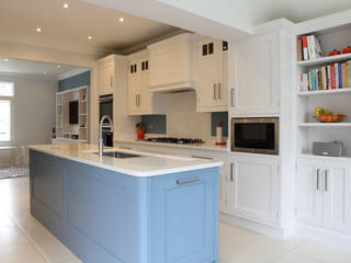 Hand painted bespoke kitchen in Hertfordshire, John Ladbury and Company John Ladbury and Company Кухня в стиле модерн