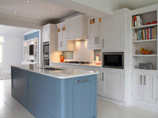 Hand painted bespoke kitchen in Hertfordshire, John Ladbury and Company John Ladbury and Company Nhà bếp phong cách hiện đại