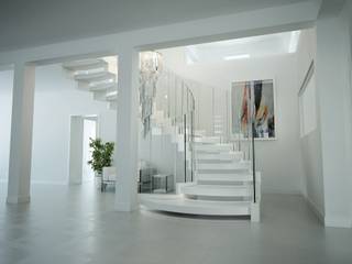 Gebogene Treppe aus Corian und Glasgeländer, Siller Treppen/Stairs/Scale Siller Treppen/Stairs/Scale Escadas Mármore