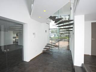 Gerade Holztreppe mit Glaswand, Siller Treppen/Stairs/Scale Siller Treppen/Stairs/Scale 階段 木 木目調