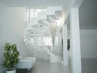 Gebogene Treppe aus Corian und Glasgeländer, Siller Treppen/Stairs/Scale Siller Treppen/Stairs/Scale درج رخام