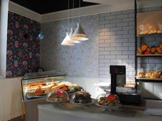 A SMALL BAKERY IN SULMONA, Pasquale Mariani Architetto Pasquale Mariani Architetto Espaços comerciais