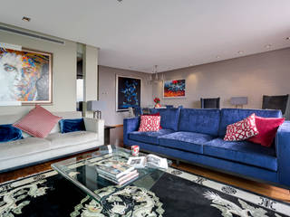 A Spectacular View - Madrid Apartment, Design by Deborah Ltd Design by Deborah Ltd モダンデザインの リビング