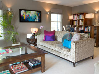 Brave With Colour - A Waterside Apartment, Design by Deborah Ltd Design by Deborah Ltd モダンデザインの リビング