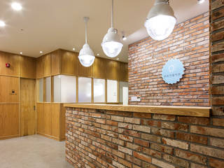 FAMILY DENTAL CLINIC, FRIENDS DESIGN FRIENDS DESIGN Commercial spaces