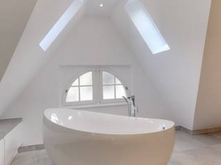 Haus Kaiser, 28 Grad Architektur GmbH 28 Grad Architektur GmbH BathroomBathtubs & showers