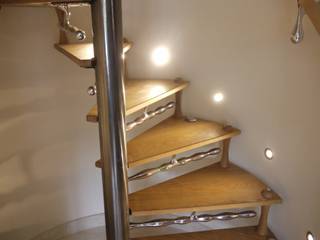 Spiral stair with sculptural detailing & 'Drip' handrail brackets., Zigzag Design Studio (Sculptural Structures) Zigzag Design Studio (Sculptural Structures) Коридор
