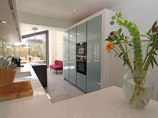 Narrow kitchen extension LWK London Kitchens Cocinas de estilo moderno
