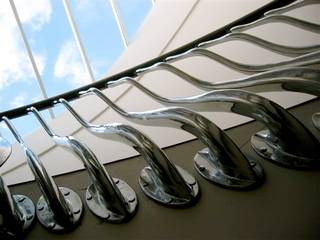 'Wave' sculptural balustrade in hand cast aluminium, Zigzag Design Studio (Sculptural Structures) Zigzag Design Studio (Sculptural Structures) Pasillos, vestíbulos y escaleras modernos