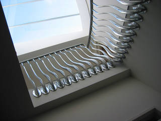 'Wave' sculptural balustrade in hand cast aluminium, Zigzag Design Studio (Sculptural Structures) Zigzag Design Studio (Sculptural Structures) Modern Corridor, Hallway and Staircase