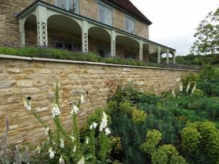 Somerset Farmhouse, Laurence Maunder Garden Design & Consultancy Laurence Maunder Garden Design & Consultancy Balcones y terrazas de estilo rural