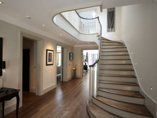 A Contemporary White House: White Croft, Zodiac Design Zodiac Design Couloir, entrée, escaliers modernes