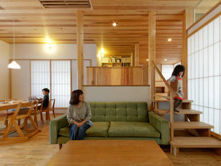 N House, 磯村建築設計事務所 磯村建築設計事務所 Modern living room Sofas & armchairs
