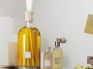 Home Fragrance, Rooi Rooi クラシックデザインの リビング