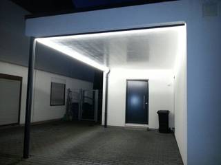 Lichtinstallation am Carport einer Bauhausvilla, LIEHT – Die Lichtmanufaktur LIEHT – Die Lichtmanufaktur Modern garage/shed