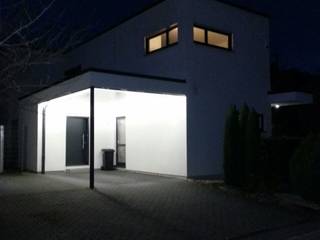 Lichtinstallation am Carport einer Bauhausvilla, LIEHT – Die Lichtmanufaktur LIEHT – Die Lichtmanufaktur Modern Garage and Shed