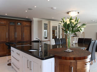 Walnut hand made kitchen in Hertfordshire, John Ladbury and Company John Ladbury and Company Кухня в стиле модерн