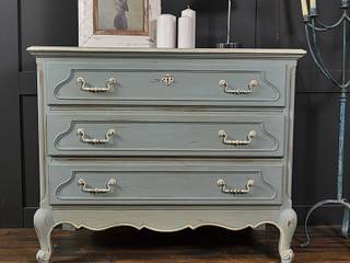 French Blue & White Oak Chest of Drawers, The Treasure Trove Shabby Chic & Vintage Furniture The Treasure Trove Shabby Chic & Vintage Furniture 臥室