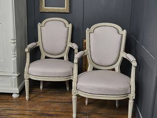 Pair of French Shabby Chic Painted Open Armchairs, The Treasure Trove Shabby Chic & Vintage Furniture The Treasure Trove Shabby Chic & Vintage Furniture 客廳