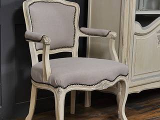 Pair of French Louis Style Chairs in Old White & Paris Grey, The Treasure Trove Shabby Chic & Vintage Furniture The Treasure Trove Shabby Chic & Vintage Furniture クラシックデザインの リビング ソファー＆アームチェア