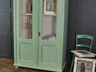 Mint Green Antique Glass Display Cabinet, The Treasure Trove Shabby Chic & Vintage Furniture The Treasure Trove Shabby Chic & Vintage Furniture غرفة المعيشة