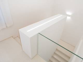 Casa p_c, Andrea Stortoni Architetto Andrea Stortoni Architetto Modern corridor, hallway & stairs