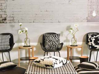 Dekokissen und black and white, APART APART Modern living room