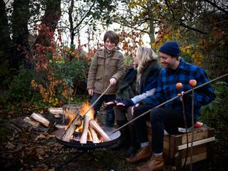 biqju; barbecue, vuurschaal, kookeiland en tafel inéén, biqju biqju Jardines de estilo moderno