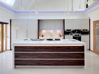 Evolve kitchen with Ebony Macassar accents design by Phillip Haines, Stoneham Kitchens Stoneham Kitchens Dapur Minimalis