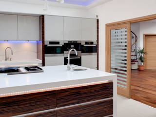 Evolve kitchen with Ebony Macassar accents design by Phillip Haines, Stoneham Kitchens Stoneham Kitchens Dapur Minimalis