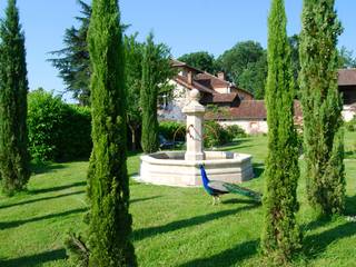 Fontaine centrale en pierre installée dans un jardin, Provence Retrouvée Provence Retrouvée Śródziemnomorski ogród