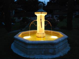 Fontaine centrale en pierre installée dans un jardin, Provence Retrouvée Provence Retrouvée Śródziemnomorski ogród