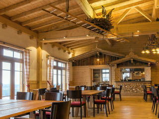 Stadl – Hotel Jägerhof in Insy, Beinder Schreinerei & Wohndesign GmbH Beinder Schreinerei & Wohndesign GmbH Rustic style dining room