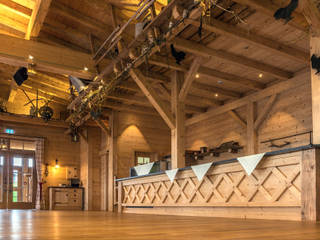 Stadl – Hotel Jägerhof in Insy, Beinder Schreinerei & Wohndesign GmbH Beinder Schreinerei & Wohndesign GmbH Rustic style dining room
