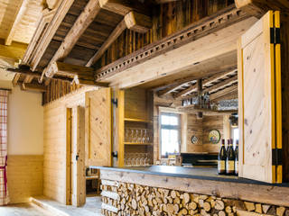 Stadl – Hotel Jägerhof in Insy, Beinder Schreinerei & Wohndesign GmbH Beinder Schreinerei & Wohndesign GmbH Rustic style dining room