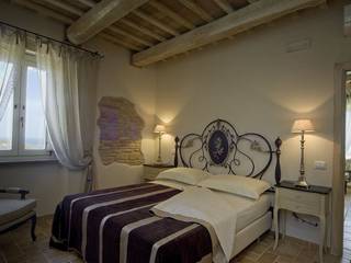 Country Resort, Roberto Catalini Int. Designer Roberto Catalini Int. Designer Rustic style bedroom