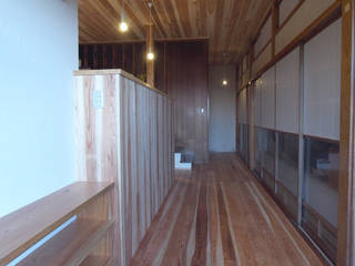 佐渡の住宅, 一級建築士事務所co-designstudio 一級建築士事務所co-designstudio Modern corridor, hallway & stairs