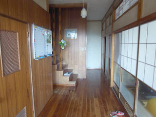 佐渡の住宅, 一級建築士事務所co-designstudio 一級建築士事務所co-designstudio Eclectic style corridor, hallway & stairs