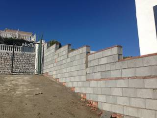 CONSTRUCCIÓN DE MURO DE PARCELA, Rudeco Construcciones Rudeco Construcciones モダンな 壁&床