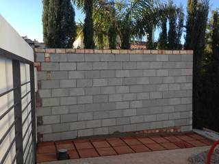 CONSTRUCCIÓN DE MURO DE PARCELA, Rudeco Construcciones Rudeco Construcciones モダンな 壁&床