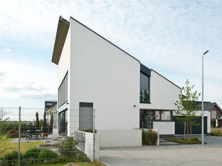 Neubau Einfamilienhaus mit einer Doppelgarage in Erkelenz, Architekturbüro J. + J. Viethen Architekturbüro J. + J. Viethen Moderne Häuser