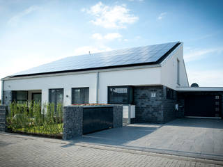 Neubau Einfamilienhaus mit Garage in Erkelenz, Architekturbüro J. + J. Viethen Architekturbüro J. + J. Viethen บ้านและที่อยู่อาศัย