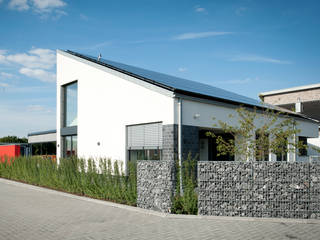 Neubau Einfamilienhaus mit Garage in Erkelenz, Architekturbüro J. + J. Viethen Architekturbüro J. + J. Viethen 現代房屋設計點子、靈感 & 圖片