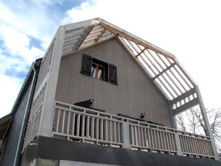 la terrasse (traitement saturateur gris par maître d'ouvrage en cours + en attente couverture polycarbonate) homify Balcon, Veranda & Terrasse ruraux Ciel,Nuage,Imeuble,Bois,loger,Revêtement,Façade,Chalet,Matériau de construction,Fenêtre