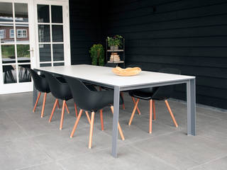 Een grote buitentafel met een ranke uitstraling, a-LEX a-LEX Vườn phong cách tối giản Furniture