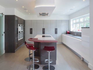 Infinity Cloud High Gloss with Black & White Zebrano, Stoneham Kitchens Stoneham Kitchens Dapur Modern