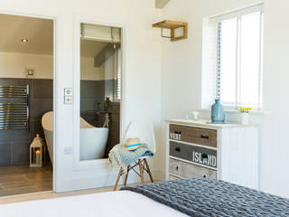 Sundown, Widemouth Bay, Cornwall The Bazeley Partnership Modern style bedroom